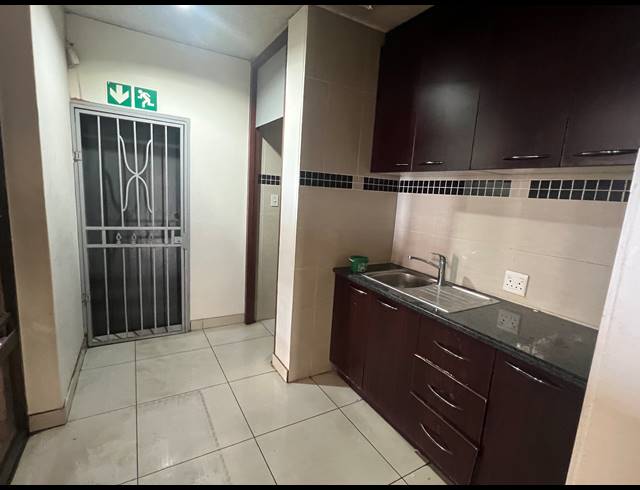 1,300M² BUILDING TO LET IN STRIJDOMPARK